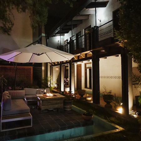 Yox Hotel Boutique San Cristóbal de Las Casas Eksteriør billede The hotel's courtyard at night