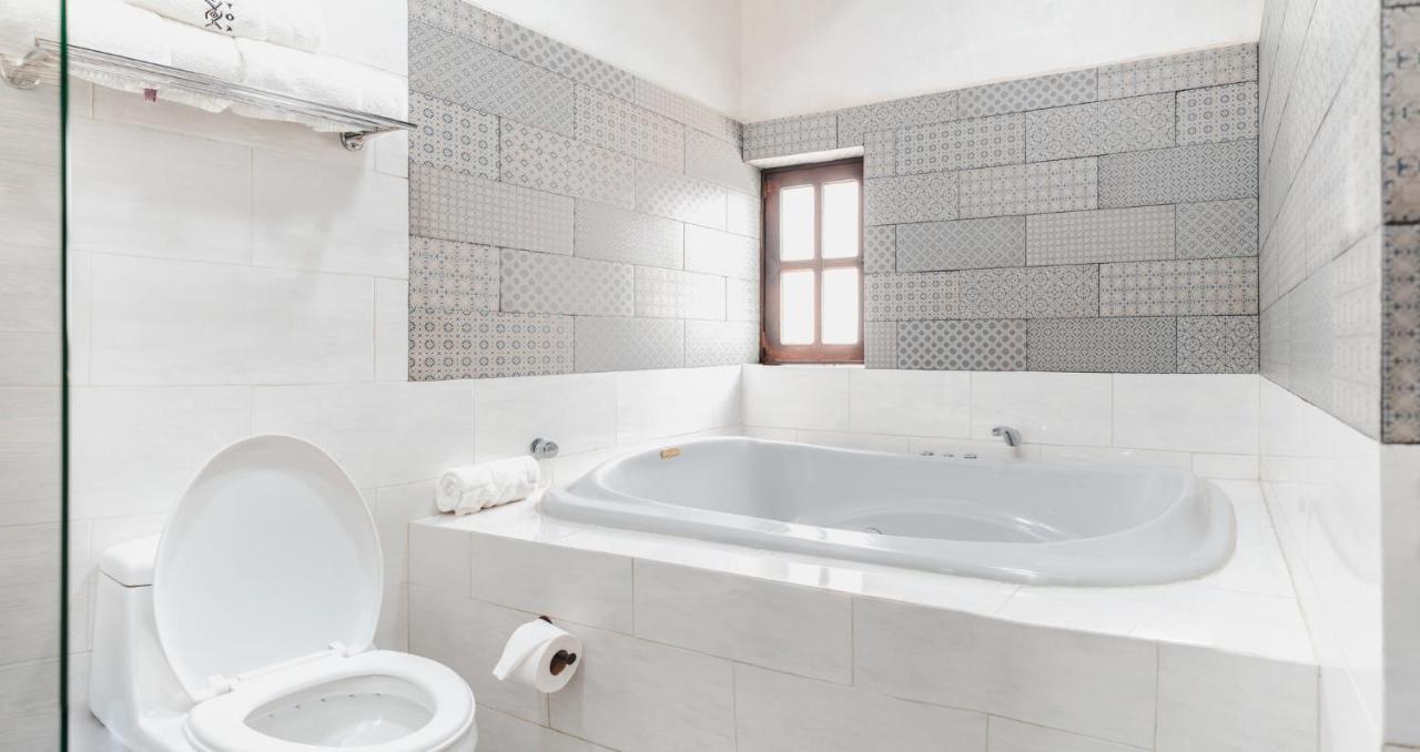 Yox Hotel Boutique San Cristóbal de Las Casas Eksteriør billede Bathroom
