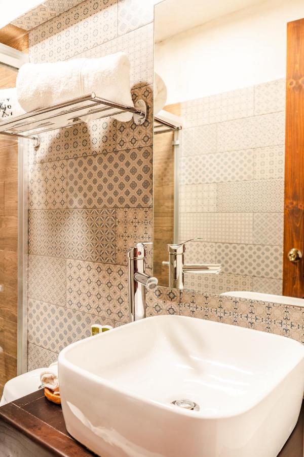 Yox Hotel Boutique San Cristóbal de Las Casas Eksteriør billede Bathroom tiles