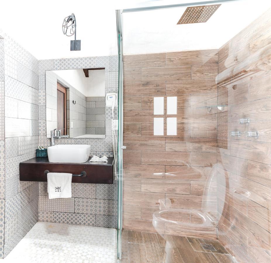 Yox Hotel Boutique San Cristóbal de Las Casas Eksteriør billede A shower enclosure