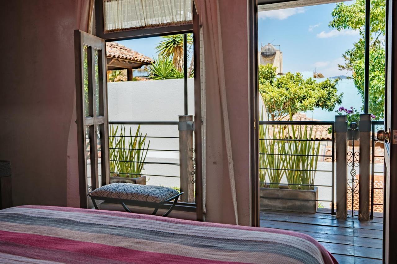 Yox Hotel Boutique San Cristóbal de Las Casas Eksteriør billede A window with a view of the garden
