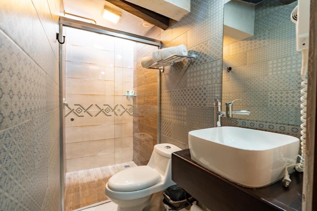 Yox Hotel Boutique San Cristóbal de Las Casas Eksteriør billede Bathroom with shower enclosure