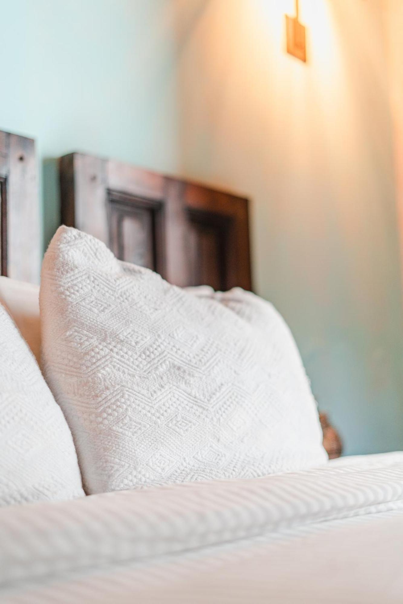 Yox Hotel Boutique San Cristóbal de Las Casas Værelse billede A throw pillow