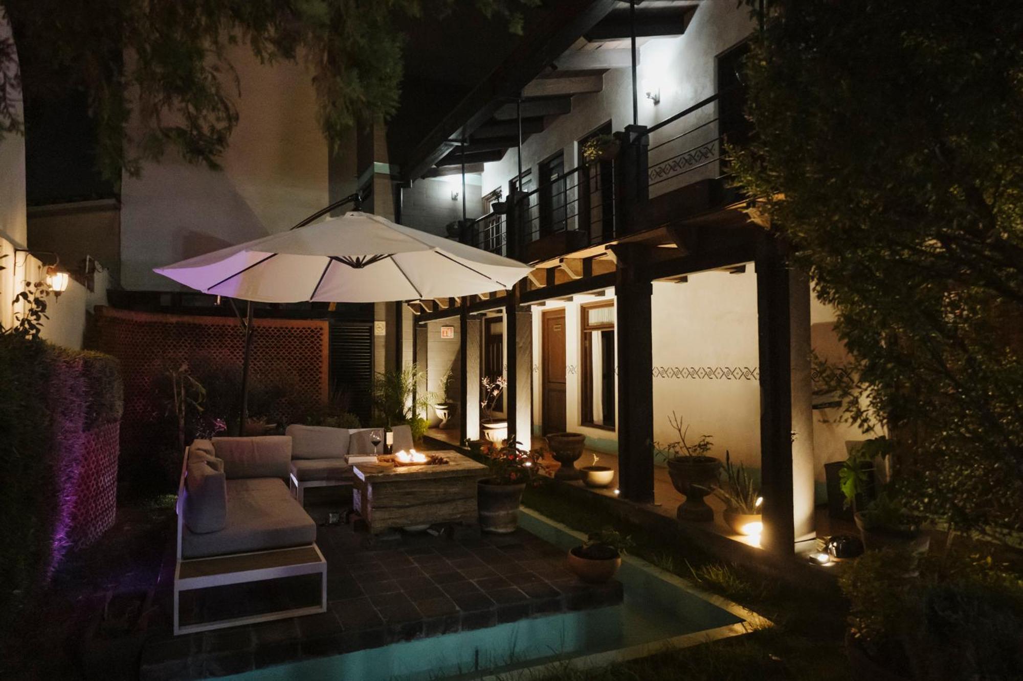 Yox Hotel Boutique San Cristóbal de Las Casas Eksteriør billede The hotel's courtyard at night